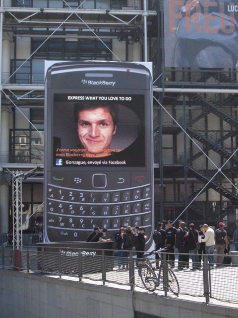 Chiếc blackberry khổng lồ tại paris - 4