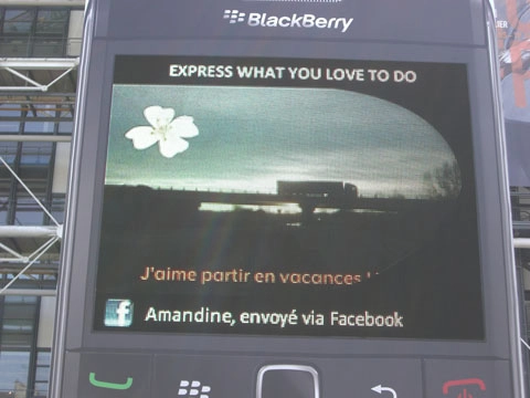 Chiếc blackberry khổng lồ tại paris - 5