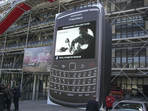 Chiếc blackberry khổng lồ tại paris - 6