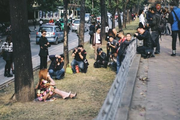 Cuối tuần bạn trẻ hà nội chen chân dẫm lên cỏ để tạo dáng ở đường bằng lăng lá đỏ kim mã - 3