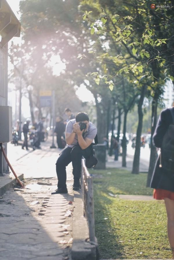 Cuối tuần bạn trẻ hà nội chen chân dẫm lên cỏ để tạo dáng ở đường bằng lăng lá đỏ kim mã - 8