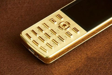 Điện thoại dát vàng mặc áo da cao cấp - 2