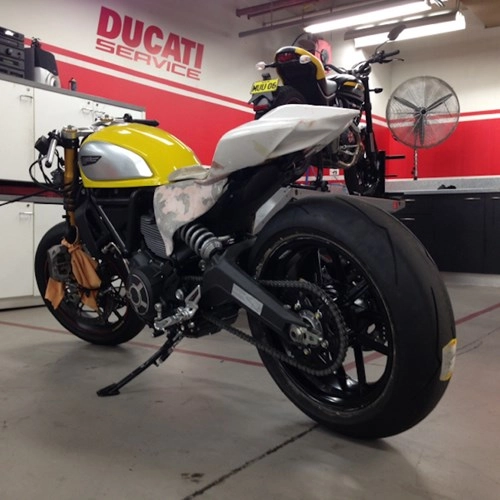Ducati scrambler độ kịch độc khi kết hợp với siêu mô tô 1199 panigale - 2