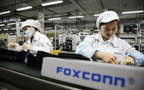 Foxconn dự định thay thế công nhân bằng robot - 1