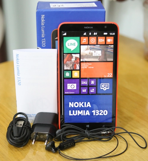 Hình ảnh mở hộp nokia lumia 1320 tại việt nam - 2