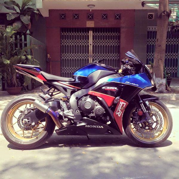 Honda cbr1000rr black edition độ đầy phong cách của biker đồng nai - 2