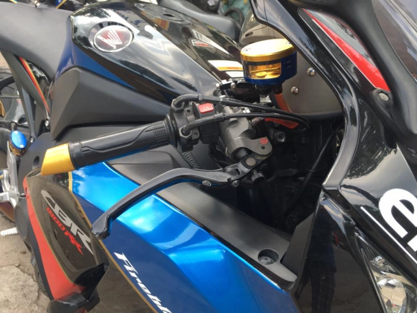 Honda cbr1000rr black edition độ đầy phong cách của biker đồng nai - 4
