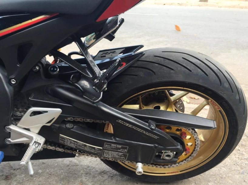 Honda cbr1000rr black edition độ đầy phong cách của biker đồng nai - 5