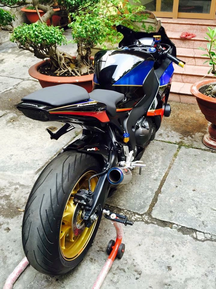 Honda cbr1000rr black edition độ đầy phong cách của biker đồng nai - 8