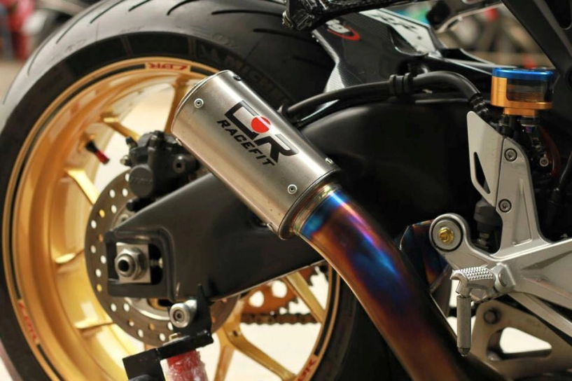 Honda cbr1000rr black edition độ đầy phong cách của biker đồng nai - 9