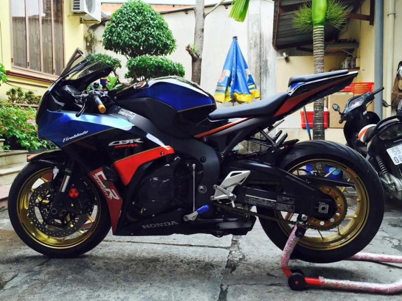 Honda cbr1000rr black edition độ đầy phong cách của biker đồng nai - 10