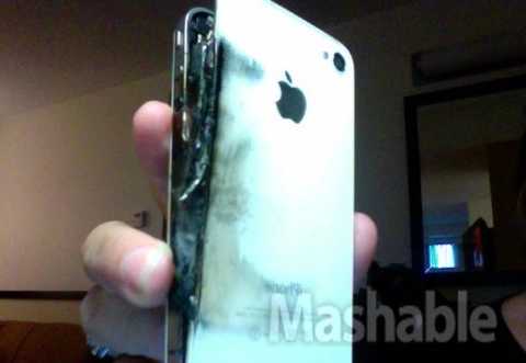Iphone 4 bị cháy khi đang sạc - 3