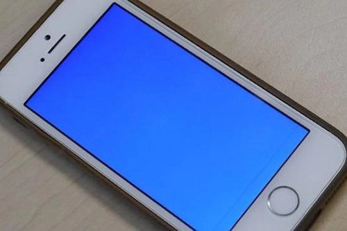 Iphone 6 dính lỗi màn hình xanh và tự khởi động lại - 1