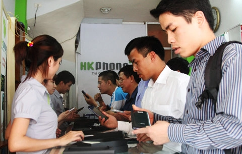 Khách hàng nhộn nhịp muarevo max tại showroom hkphone - 1