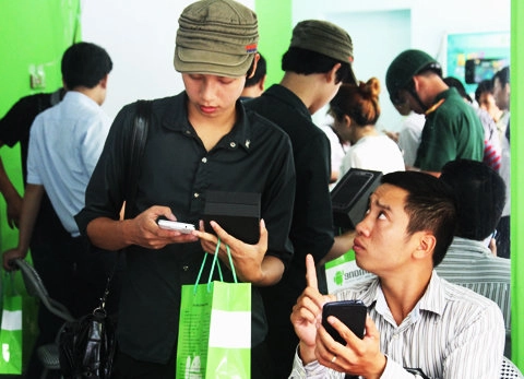 Khách hàng nhộn nhịp muarevo max tại showroom hkphone - 7