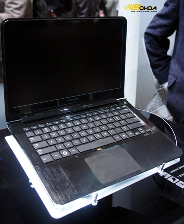 Laptop nhẹ 13 kg của samsung tại ces - 3
