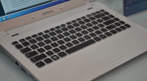 Laptop siêu mỏng của samsung giá hơn 1000 usd - 3