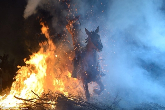 Lễ hội phi ngựa qua lửa độc đáo ở tây ban nha - 6