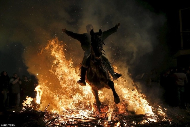 Lễ hội phi ngựa qua lửa độc đáo ở tây ban nha - 8
