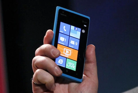 Lumia 900 bán ra từ 183 - 1