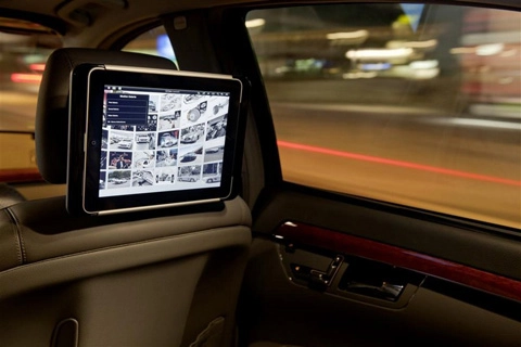 Mercedes-benz dùng ipad làm màn hình giải trí trong xe - 1