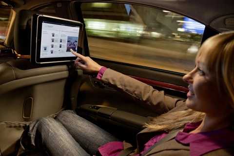 Mercedes-benz dùng ipad làm màn hình giải trí trong xe - 2