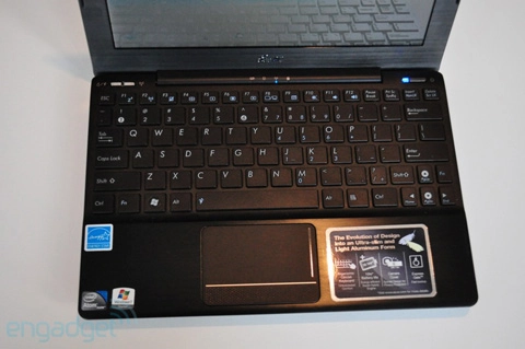 Mở hộp netbook nặng chỉ 1kg của asus - 6