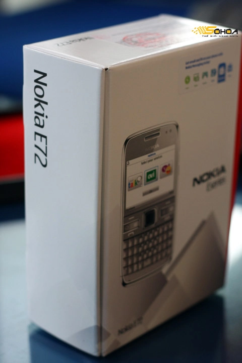 Mở hộp nokia e72 chính hãng - 2