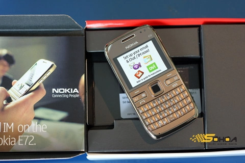 Mở hộp nokia e72 chính hãng - 3