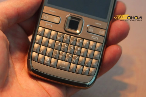 Mở hộp nokia e72 chính hãng - 11