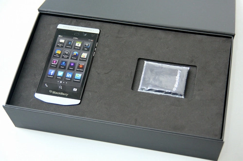 Mở hộp smartphone hạng sang blackberry porsche design p9982 - 2