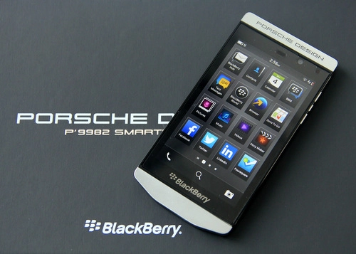 Mở hộp smartphone hạng sang blackberry porsche design p9982 - 4