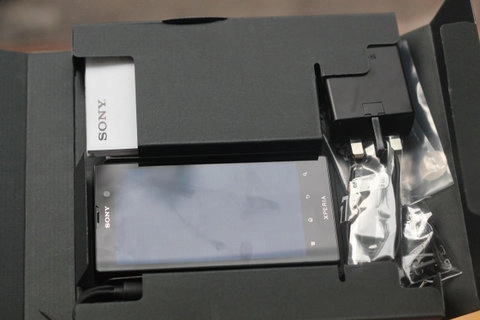 mở hộp xperia ion đỏ đầu tiên về vn - 2