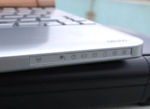 Ngắm netbook toshiba nb200 - 8