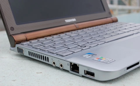 Ngắm netbook toshiba nb200 - 10