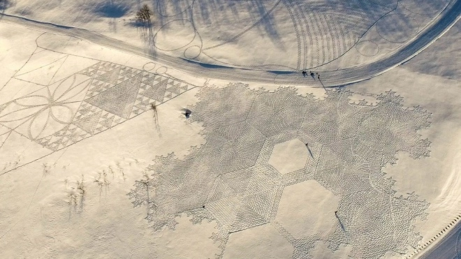 Người đàn ông vẽ tranh bằng nghìn dấu chân trên tuyết - 8