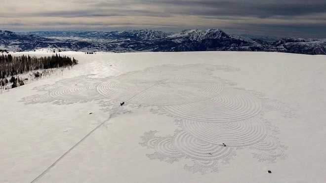 Người đàn ông vẽ tranh bằng nghìn dấu chân trên tuyết - 10