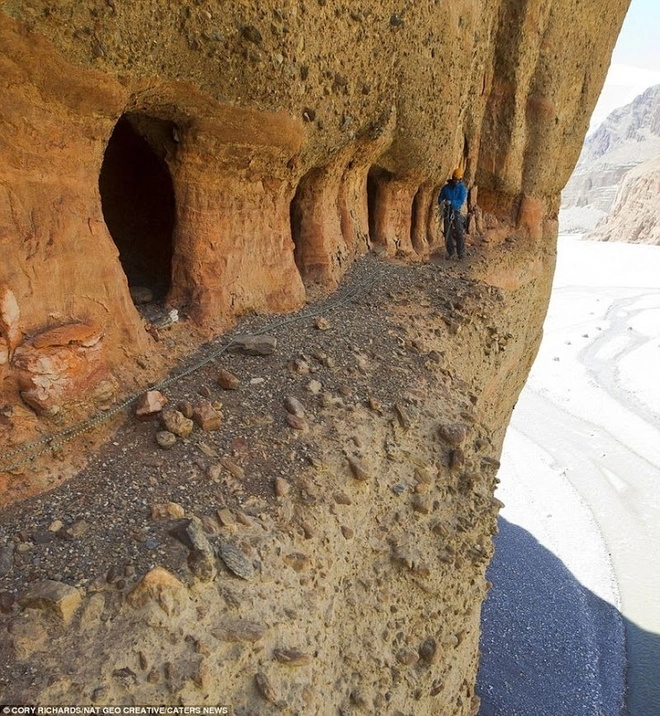 Những hang động bí ẩn của người mustang ở nepal - 6