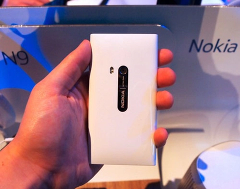 Nokia bán n9 màu trắng tại phần lan - 2