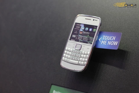 Nokia e6 chính hãng lên kệ giá gần 79 triệu - 1