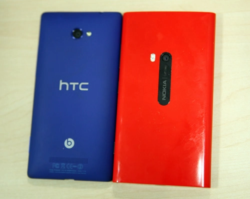 Nokia lumia 920 và htc 8x đọ dáng - 2