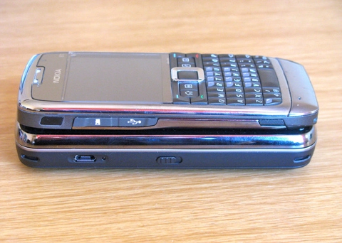 Nokia n97 bên cạnh e71 - 6