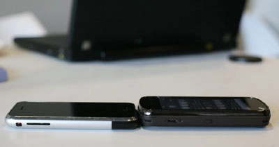 Nokia n97 bên cạnh iphone - 4