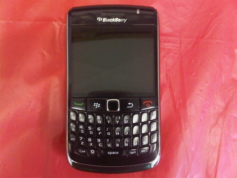 Rỏ rỉ chiếc blackberry lai bold 9700 và curve 8900 - 1