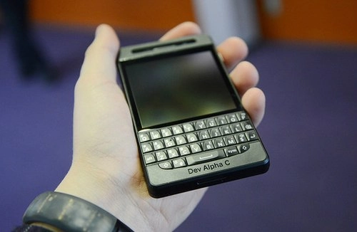 Smartphone tiền thân của blackberry q10 xuất hiện - 1