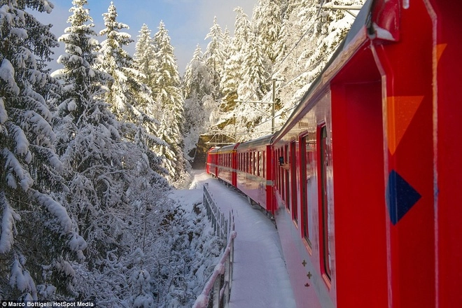Tàu hỏa chạy xuyên dãy alps trong tuyết trắng - 6