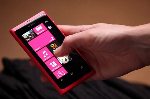 Video thực tế quá trình sản xuất nokia lumia 800 - 1