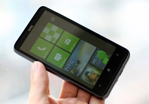 Windows phone 7 đắt chỉ thua iphone 4 - 1