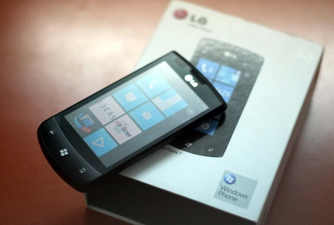 Windows phone 7 đắt chỉ thua iphone 4 - 2