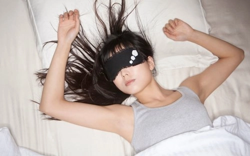 12 thói quen nguy hiểm trước khi đi ngủ mà bạn cần tránh ngay - 1